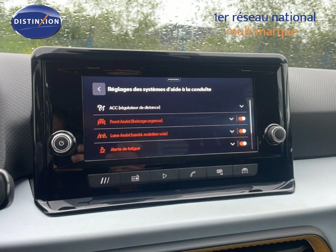 Écran tactile central du tableau de bord du SEAT Arona 2025, affichant les réglages d’aide à la conduite.