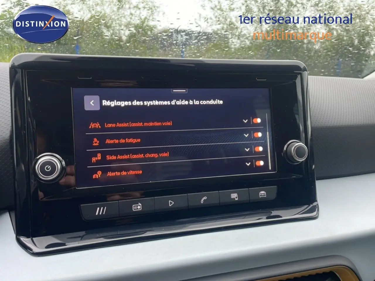 Écran tactile central du tableau de bord du SEAT Arona 2025, affichant les réglages d'aide à la conduite.