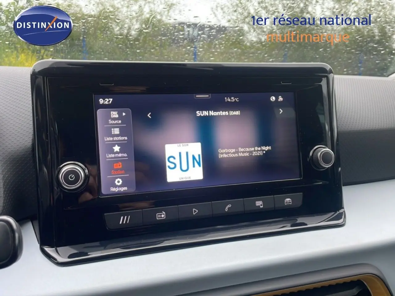 Vue intérieure centrée sur l'écran multimédia tactile du SEAT Arona blanc alpin avec toit noir, affichant la radio SUN Nantes.