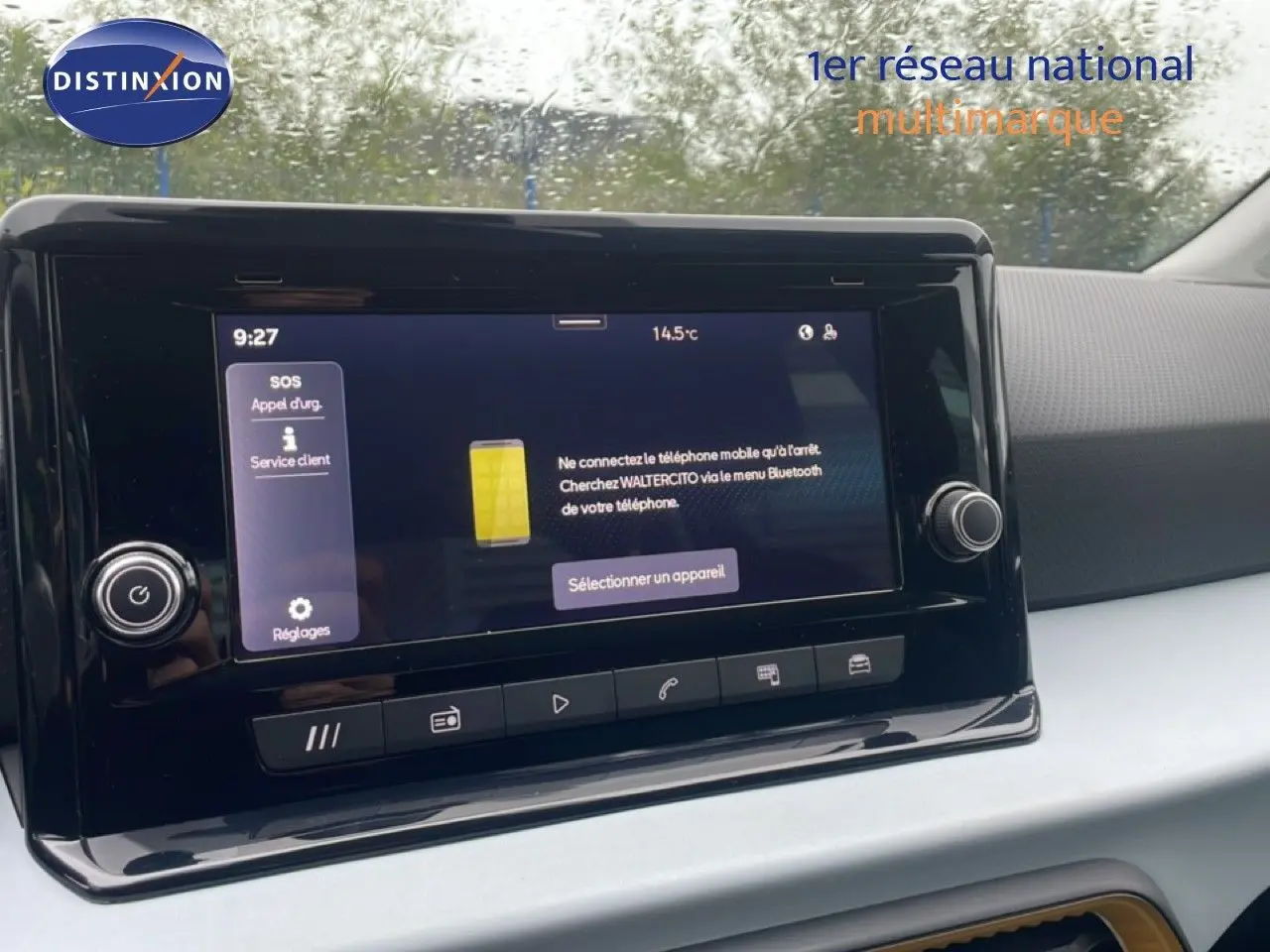 Écran tactile central du tableau de bord d'une SEAT Arona 2025, avec interface Bluetooth et commandes tactiles.