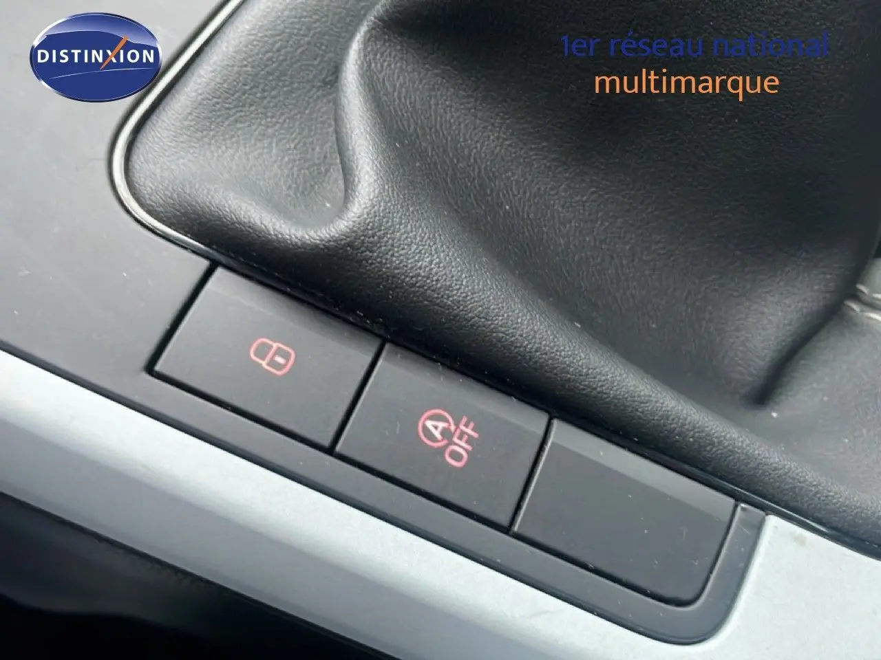 Gros plan sur les boutons de commande près du levier de vitesses d'une SEAT Arona blanche avec toit noir.