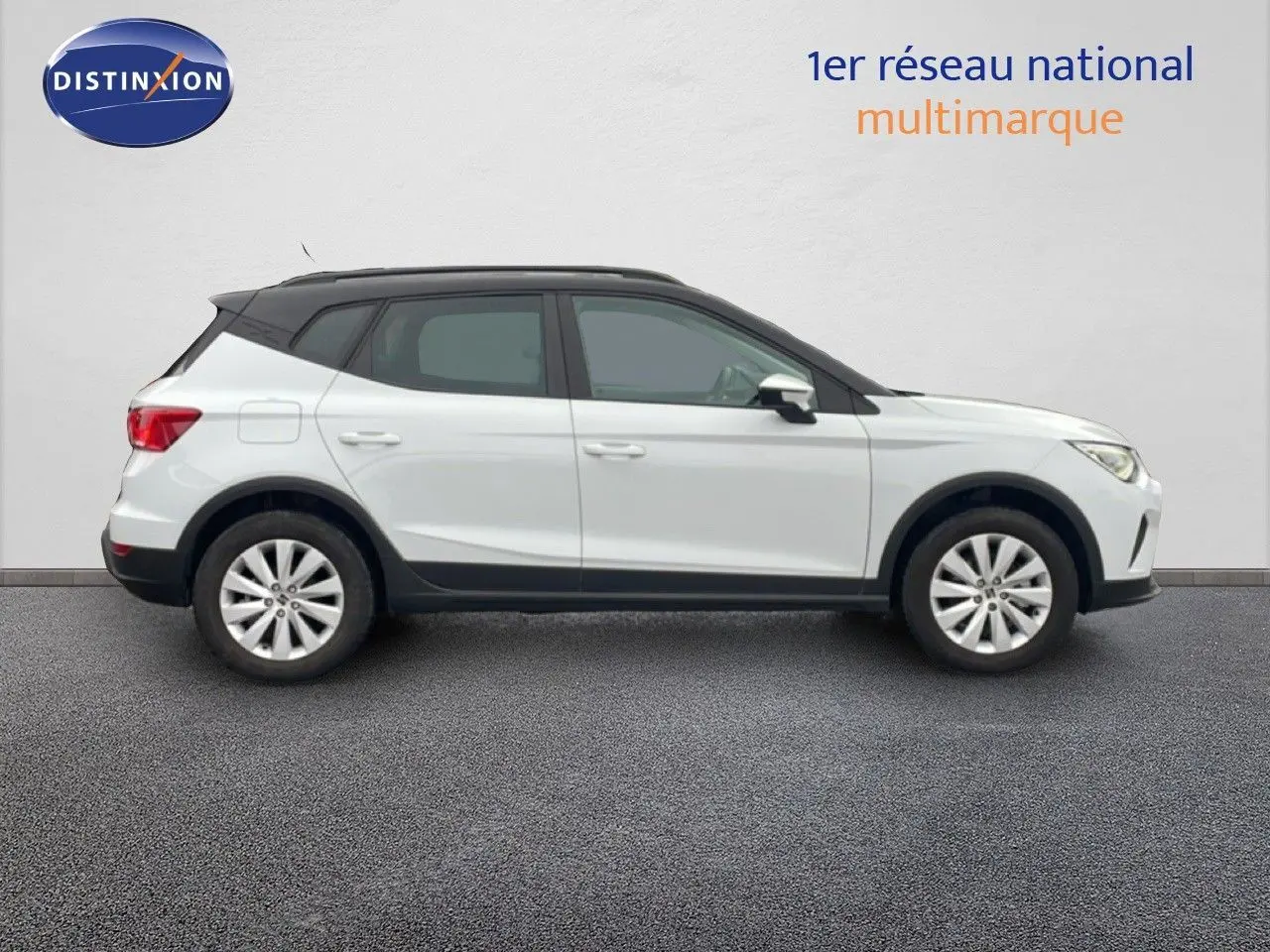 Vue de profil côté gauche d’un SEAT Arona blanc alpin avec toit noir, version Style Special Edition 2025.