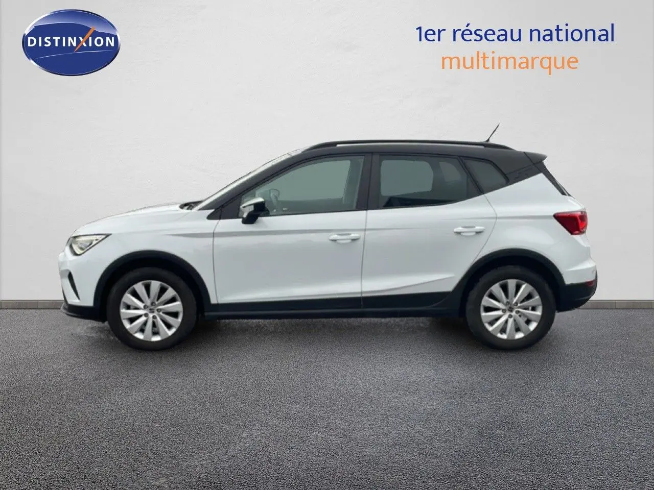 Vue de profil côté gauche d'un SEAT Arona blanc alpin avec toit noir, version Style Special Edition 2025.