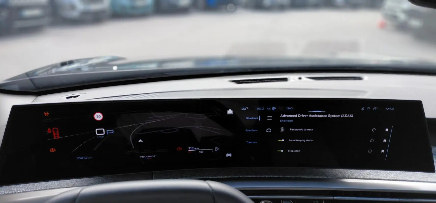 Vue rapprochée du cockpit numérique du Peugeot 3008 Hybrid 136 e-DCS6 Allure 2025, affichage des aides à la conduite.