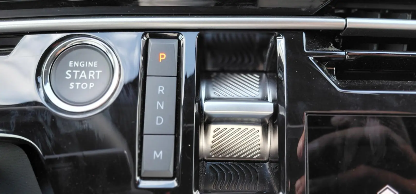 Gros plan sur la console centrale du Peugeot 3008 Hybrid 136 e-DCS6 Allure 2025, bouton start/stop et sélecteur de vitesses.