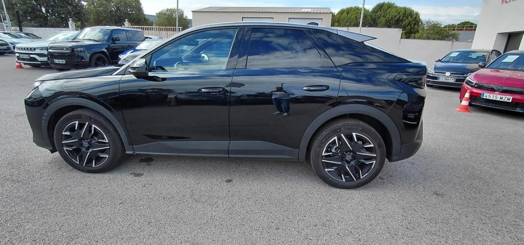 Profil côté gauche du Peugeot 3008 Hybrid noir 2025 avec jantes alliage 19 pouces et lignes épurées.