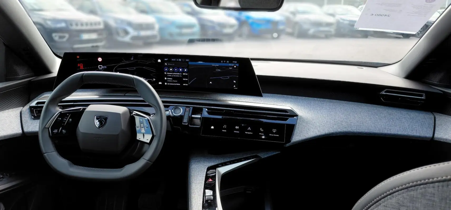 Vue intérieure frontale du cockpit numérique du Peugeot 3008 Hybrid 136 e-DCS6 Allure 2025 avec volant compact et écran large.