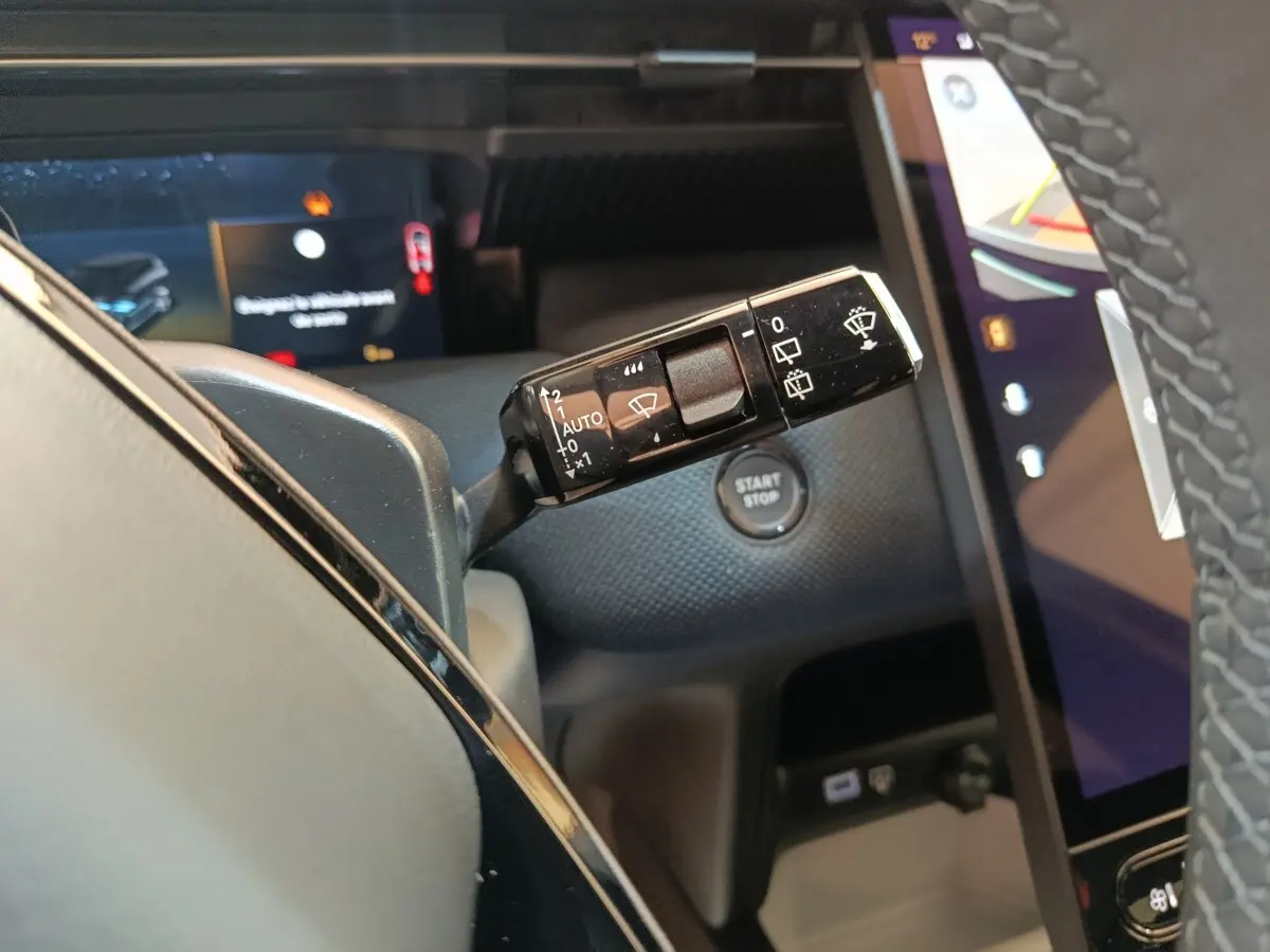 Gros plan sur la commande d’essuie-glace du tableau de bord noir du Citroën C5 Hybride 2026, avec bouton start/stop visible.