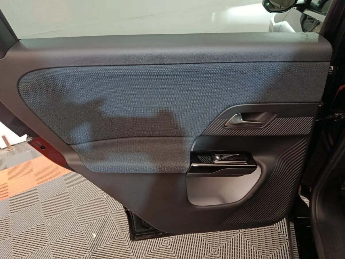 Porte arrière droite intérieure noire de la Citroën C5 Hybride 2026 avec habillage texturé et poignée intégrée.