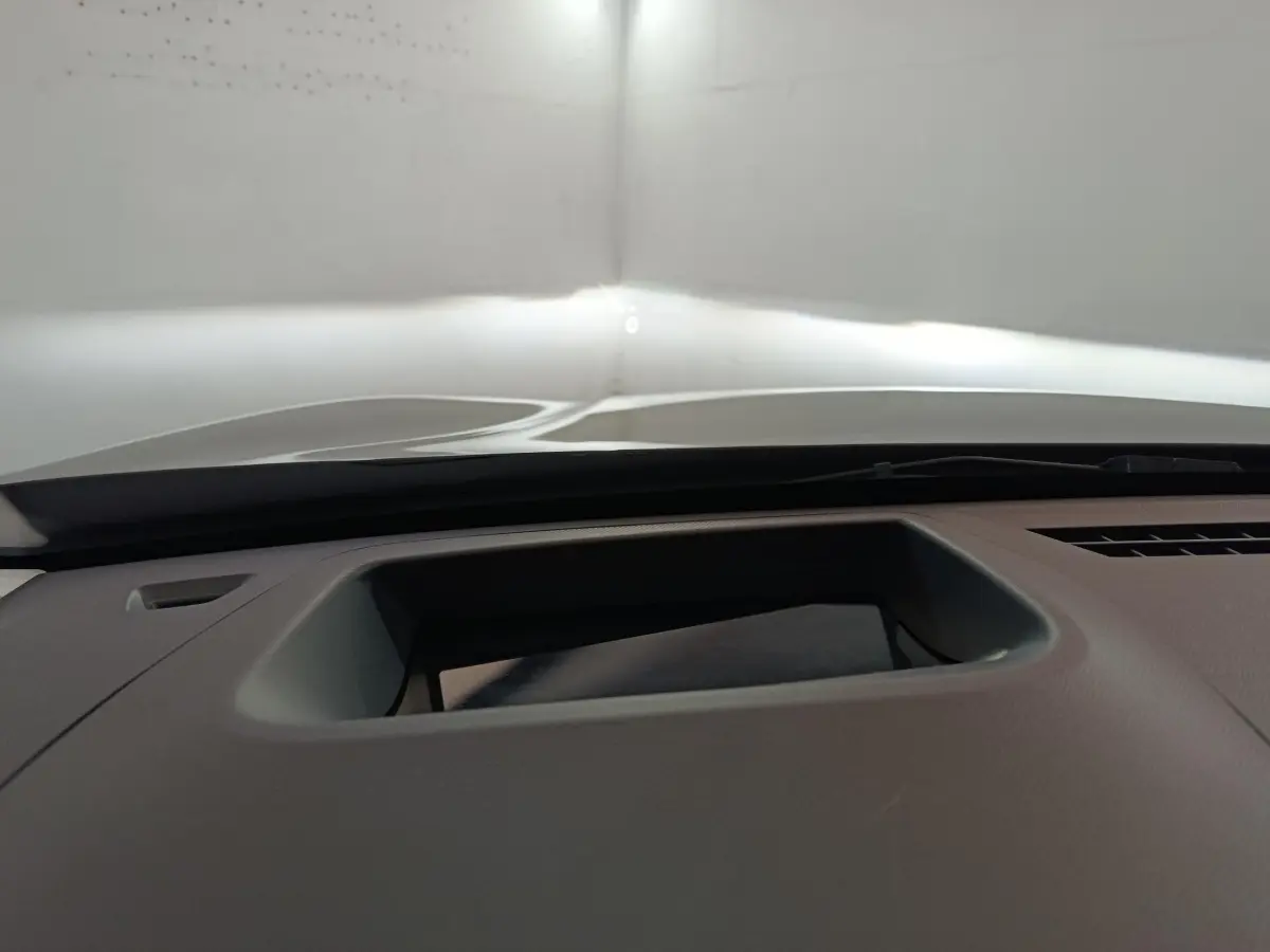 Détail du tableau de bord gris clair de la Citroën C5 Hybride 2026, vue intérieure frontale rapprochée.