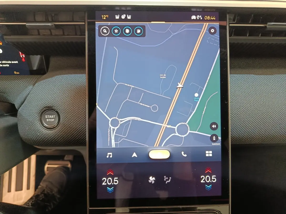 Écran tactile central 13 pouces affichant la navigation dans l’habitacle noir du Citroën C5 Hybride 2026.