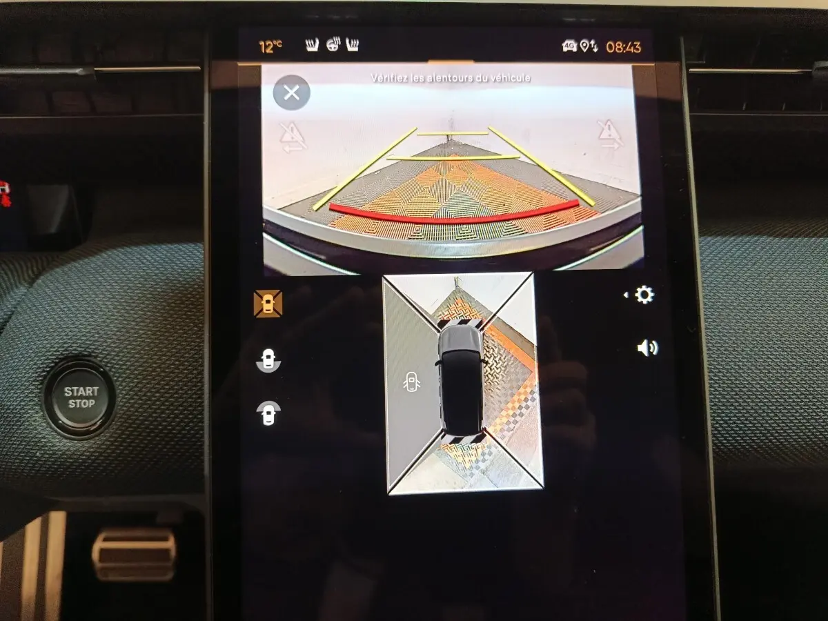 Écran tactile central montrant la caméra 360° et l’aide au stationnement du Citroën C5 Hybride noir, vue intérieure.