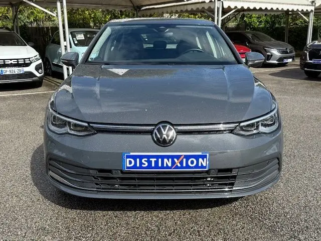 Vue intérieure côté droit des sièges arrière gris foncé de la Volkswagen Golf VIII 1.4 e-Hybrid 2021, avec ceintures et aérateurs centraux.