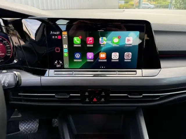 Gros plan sur les commandes électriques et mémoire de siège ergoActive côté conducteur d'une Volkswagen Golf VIII gris dauphin.