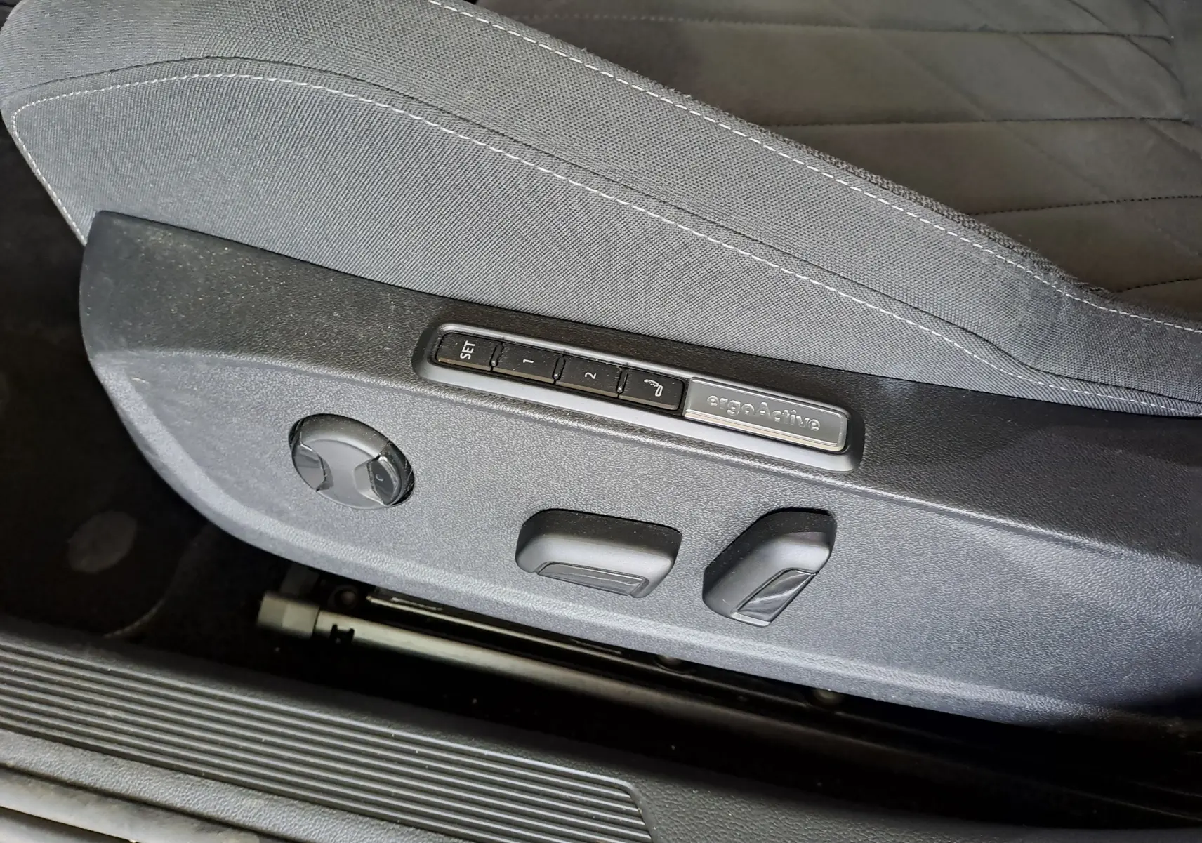 Intérieur gris de la Volkswagen Golf VIII 1.4 e-Hybrid 2021, vue côté gauche sur les sièges avant et tableau de bord moderne.