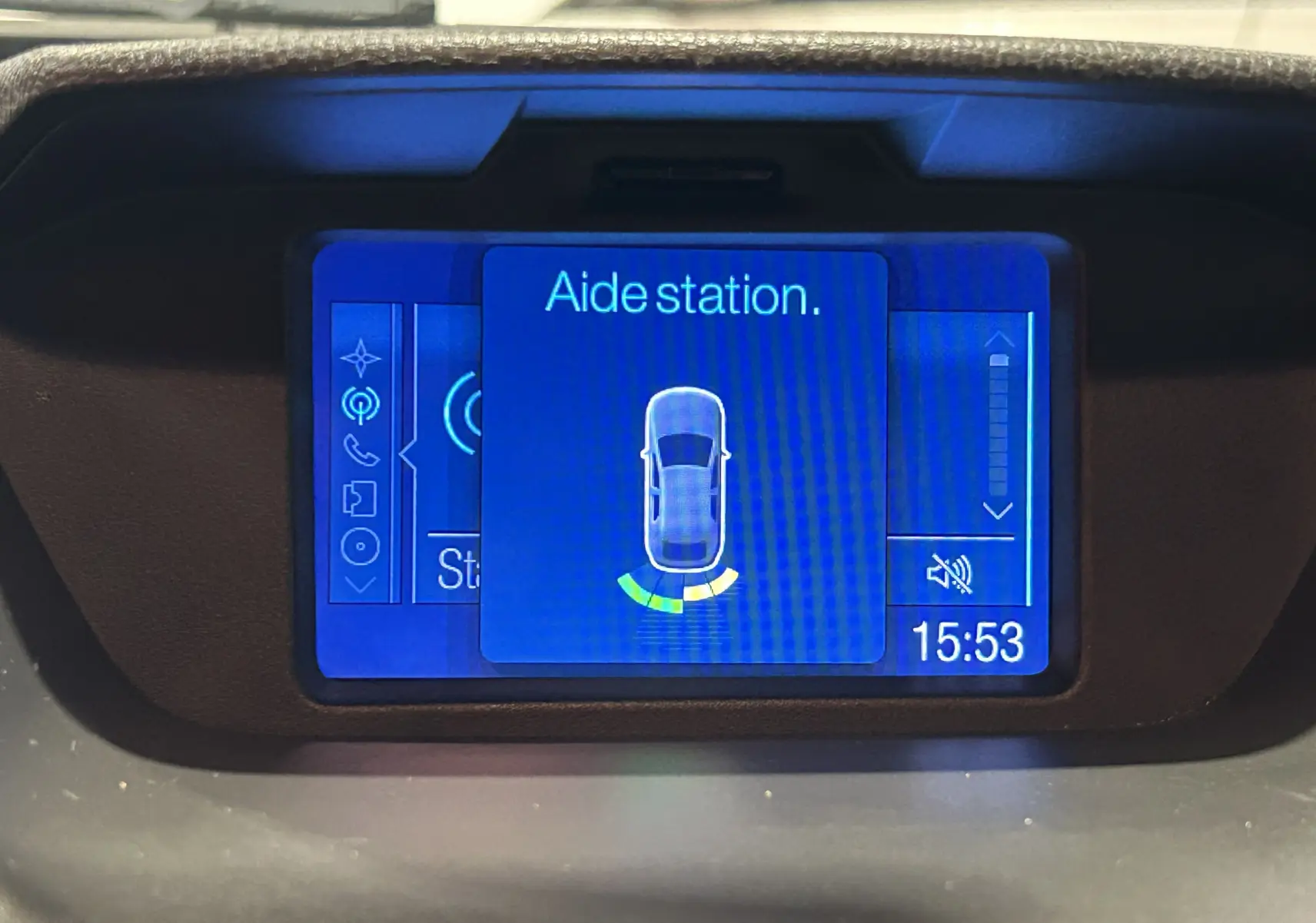 Écran central du Ford EcoSport 2018 affichant l'aide au stationnement avec visualisation du véhicule en bleu.