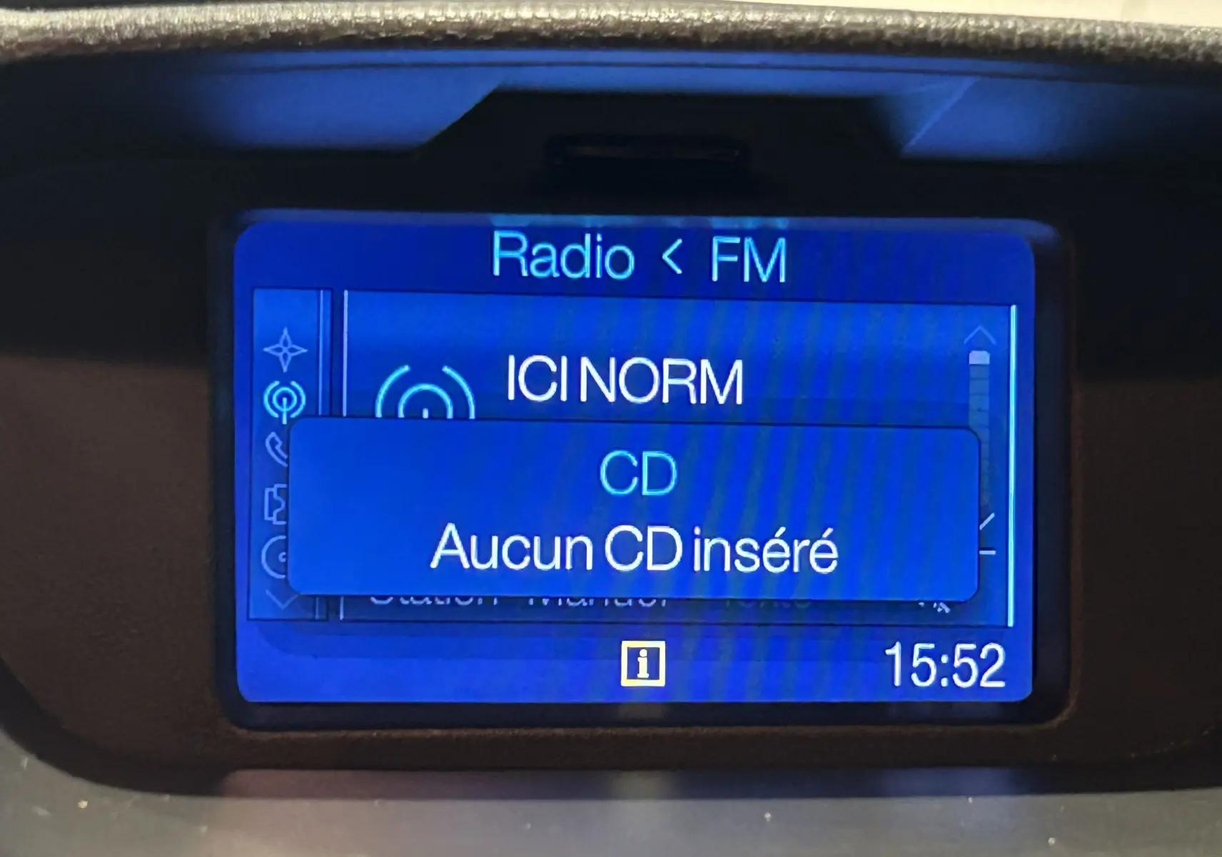 Écran central du tableau de bord du Ford EcoSport gris 2018 affichant la radio FM et l'absence de CD inséré.