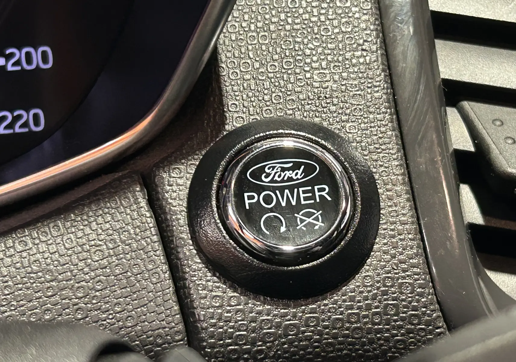 Bouton Ford Power en gros plan sur la console intérieure du Ford EcoSport gris 2018 version Titanium.