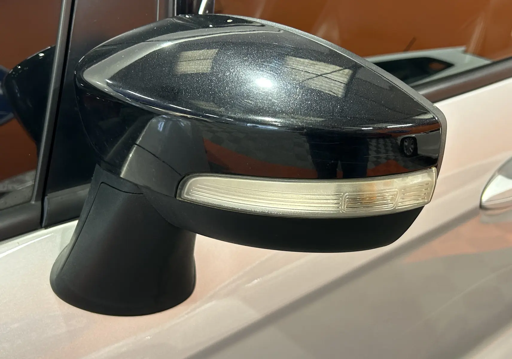 Rétroviseur latéral droit noir avec clignotant intégré sur Ford EcoSport gris 2018, vue rapprochée.