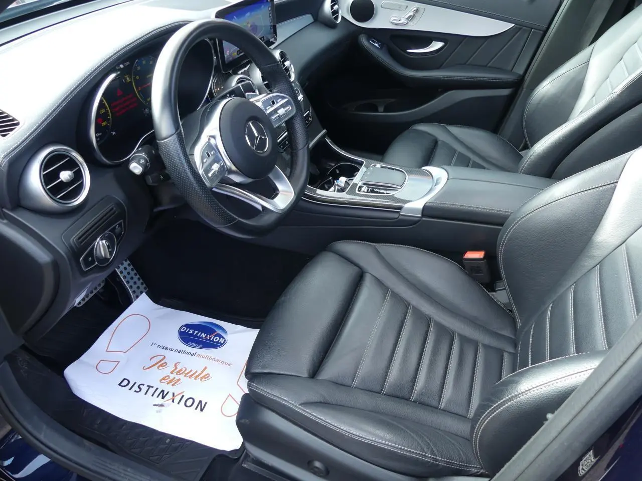 Intérieur avant droit du Mercedes GLC Coupé bleu foncé avec sièges cuir noir et tableau de bord AMG.