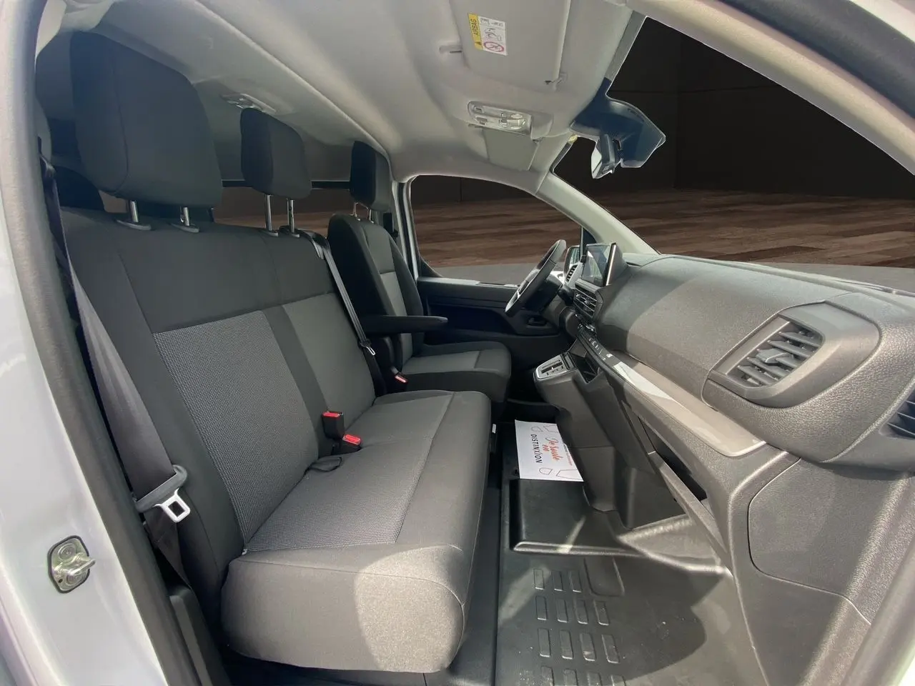 Vue intérieure côté droit de l'Opel Vivaro 2025 avec sièges noirs et tableau de bord moderne.