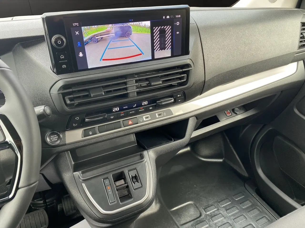 Intérieur de l'Opel Vivaro 2025, vue du tableau de bord côté passager avec écran tactile affichant la caméra de recul.