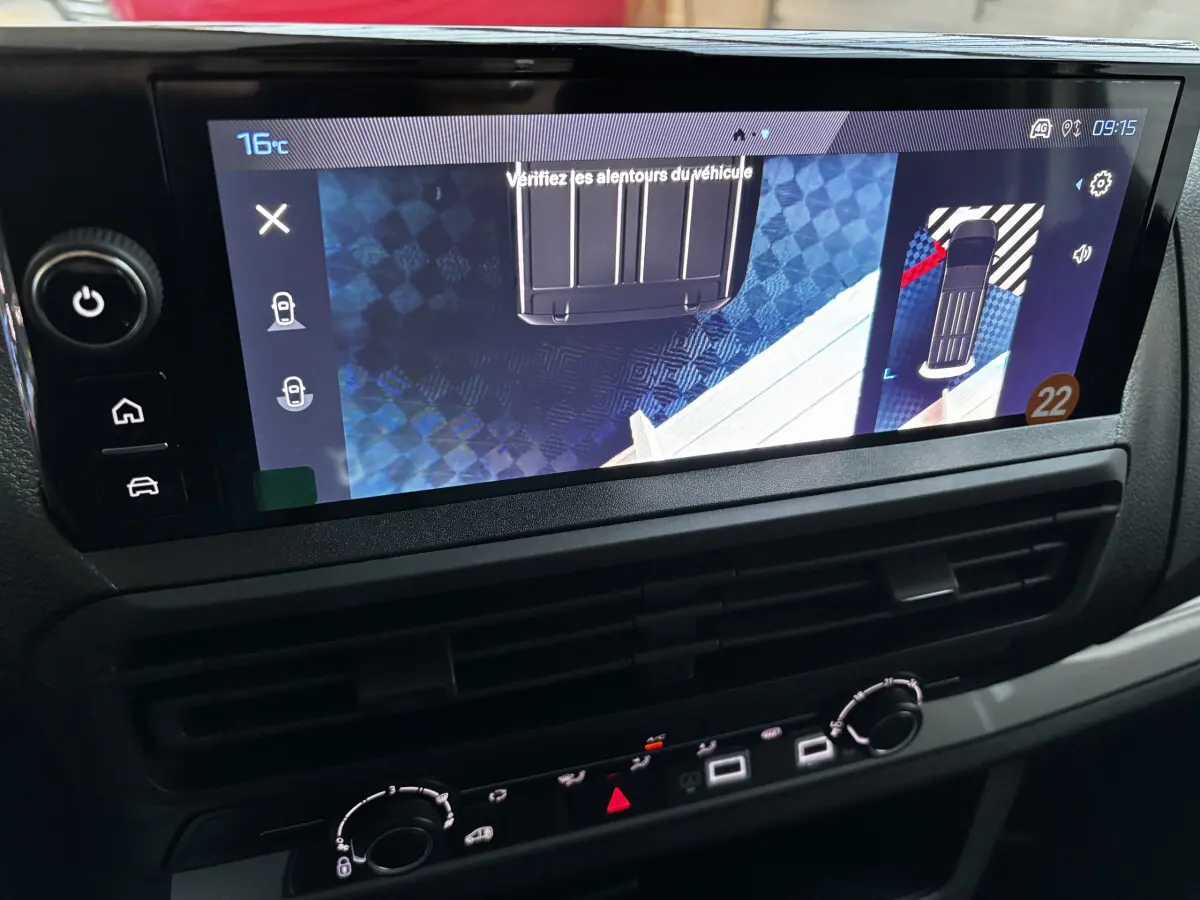 Écran tactile intérieur du Peugeot Expert Fourgon blanc 2025 montrant la caméra de recul et l'aide au stationnement.