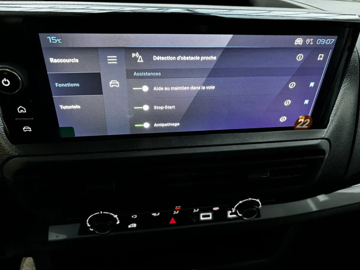 Écran tactile central du Peugeot Expert Fourgon blanc 2025 montrant les assistances à la conduite activées.