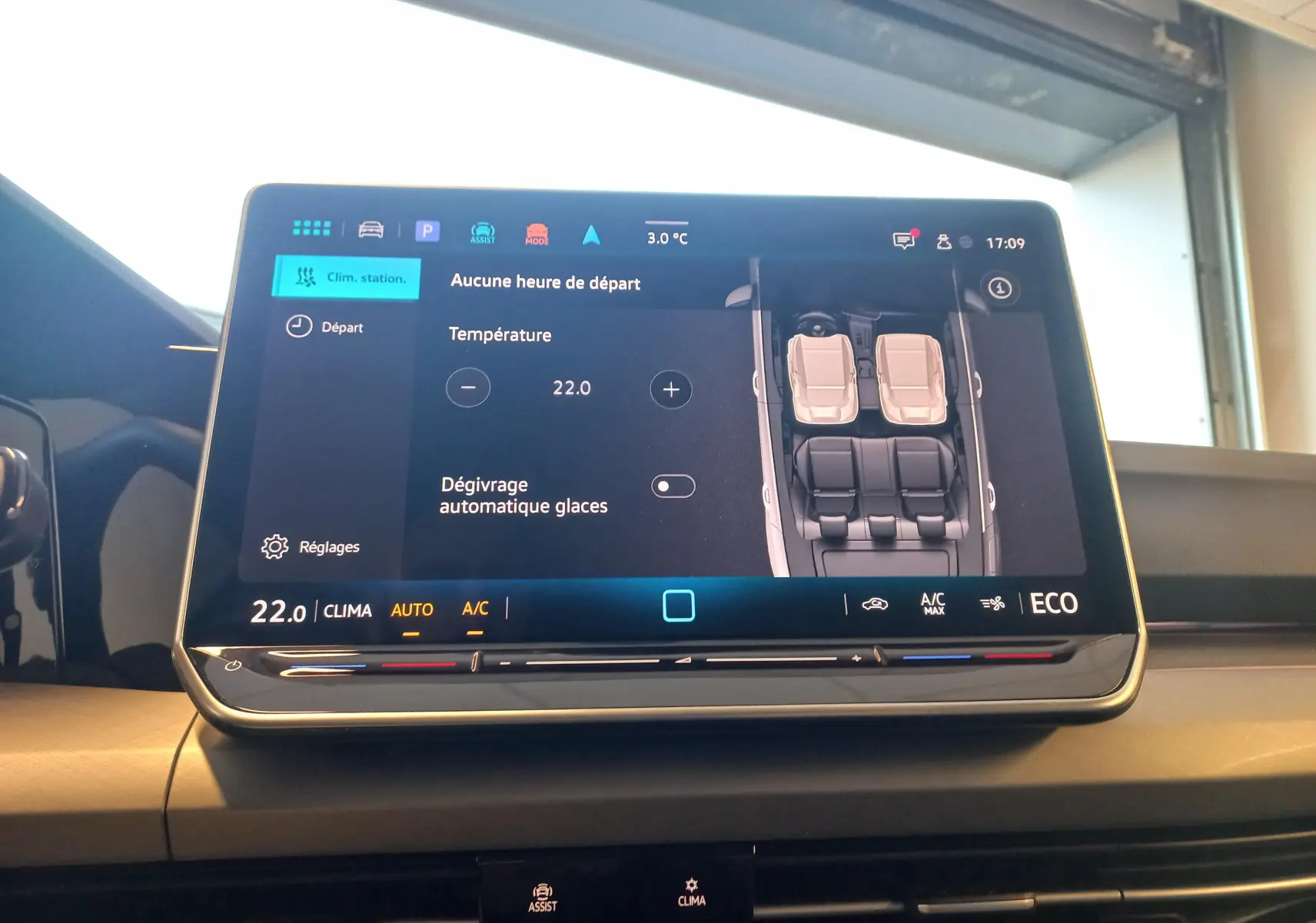 Écran tactile intérieur de la Volkswagen Golf 1.5 eHybrid 2025 affichant les réglages de climatisation à 22°C.