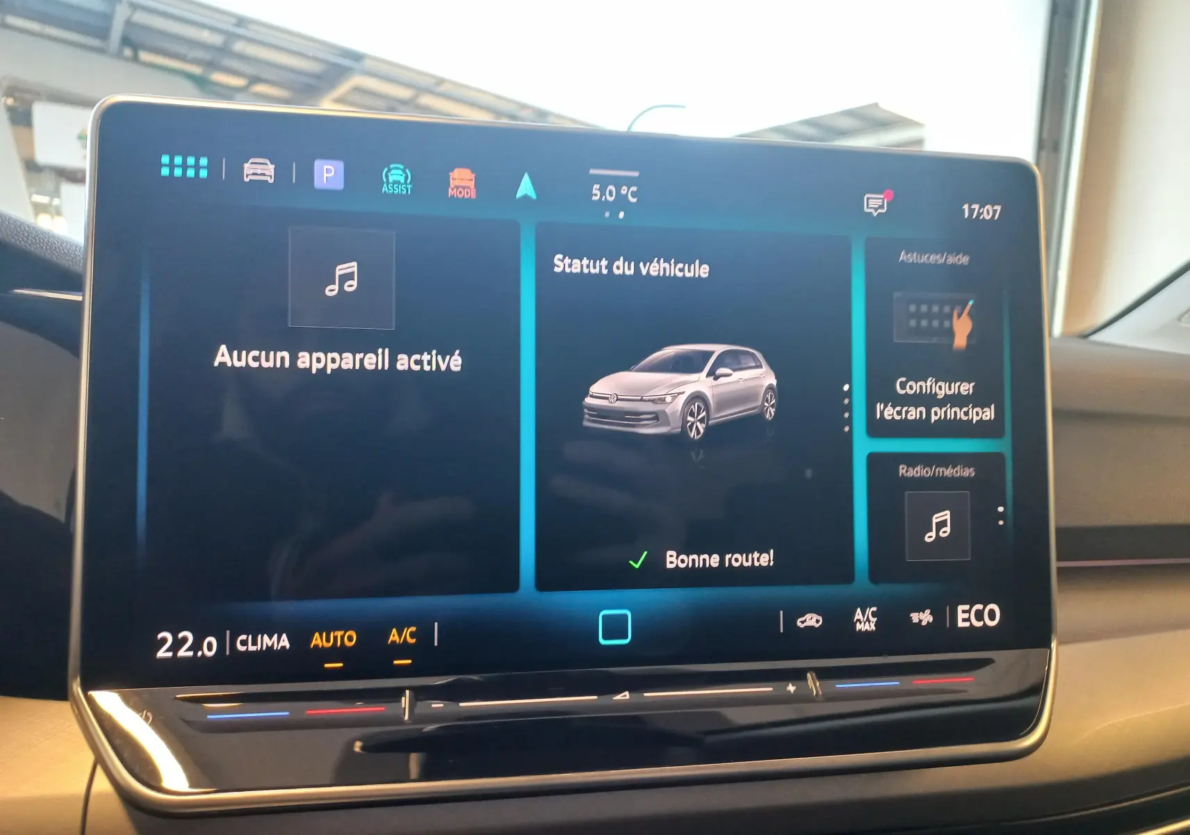 Écran tactile central affichant le statut du véhicule Volkswagen Golf 1.5 eHybrid 204 DSG6 en vue intérieure.