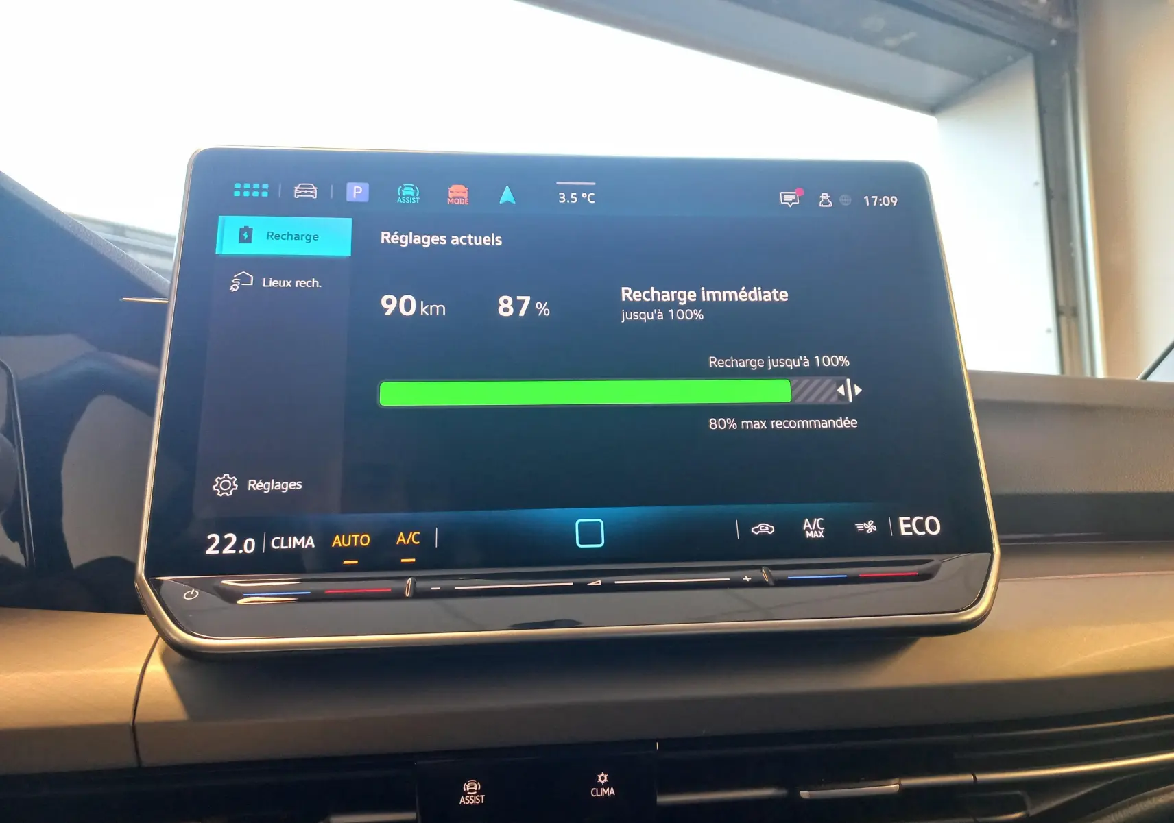 Vue intérieure centrée sur l'écran tactile du tableau de bord de la Volkswagen Golf 1.5 eHybrid 2025.