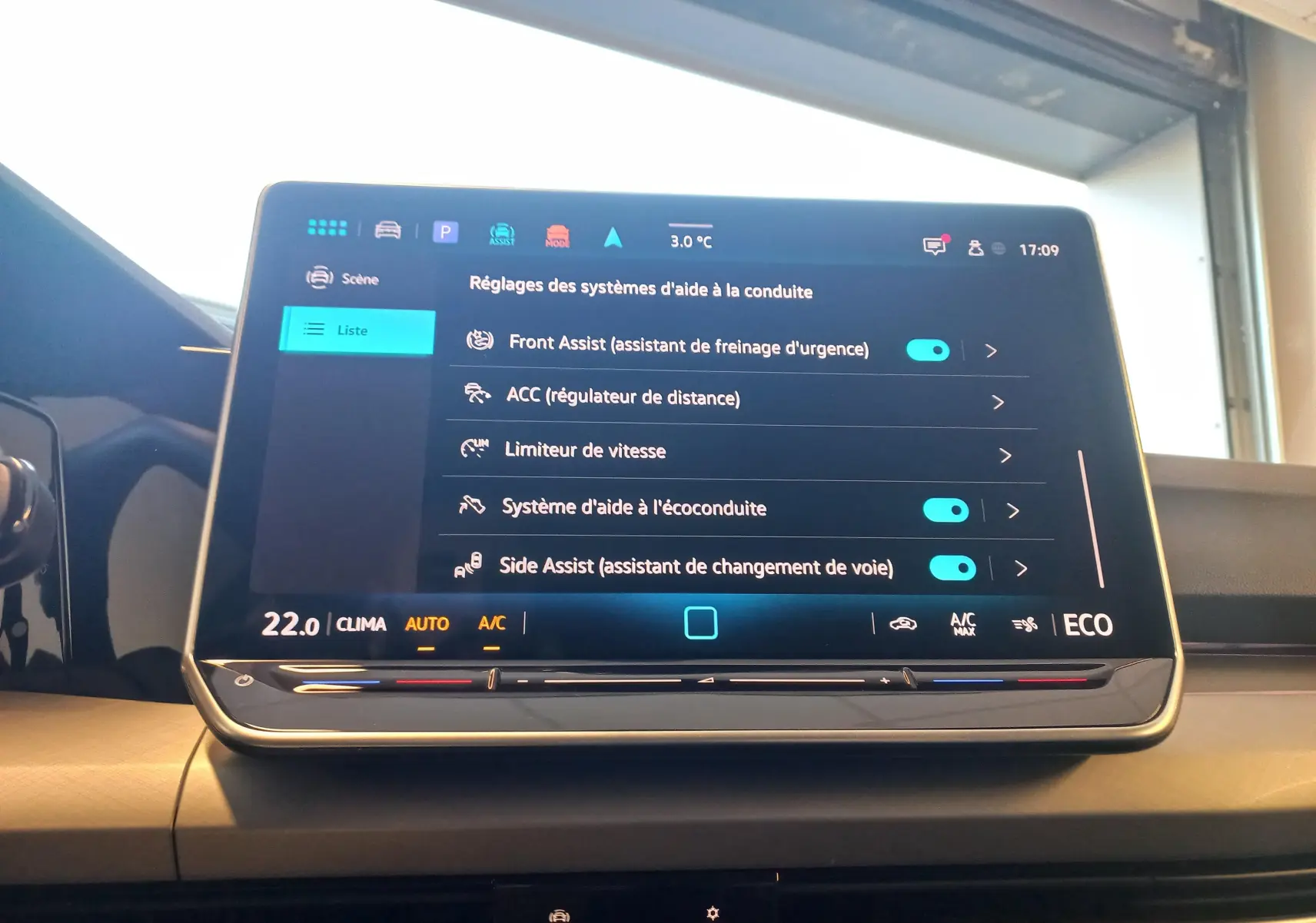Écran central tactile du tableau de bord de la Volkswagen Golf 1.5 eHybrid 2025 affichant les réglages des aides à la conduite.