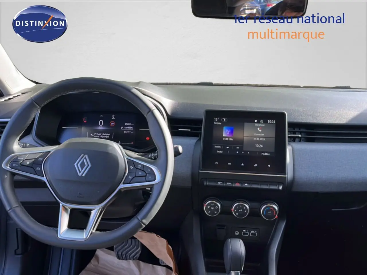 Vue intérieure frontale du tableau de bord de la Renault Clio gris schiste, avec écran tactile et volant multifonction.