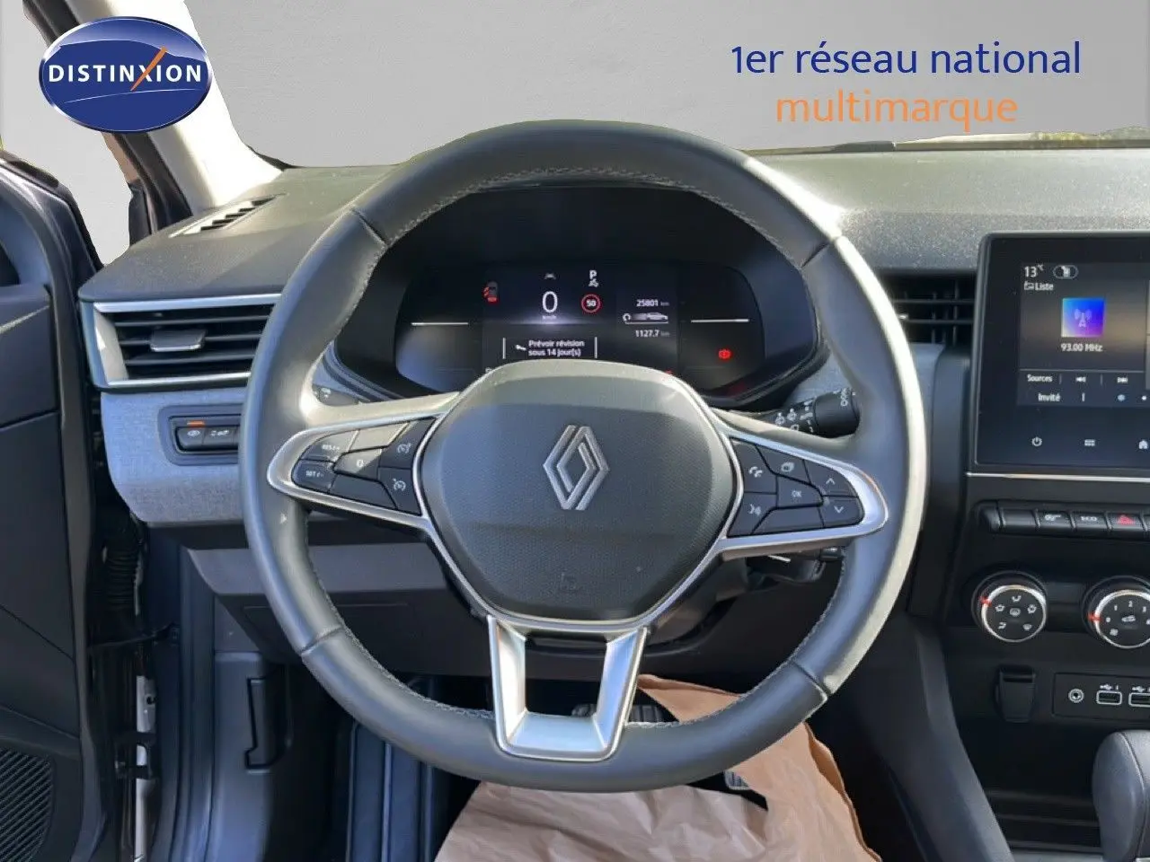 Vue intérieure centrée sur le volant multifonction et tableau de bord numérique de la Renault Clio 2025, finition noire.