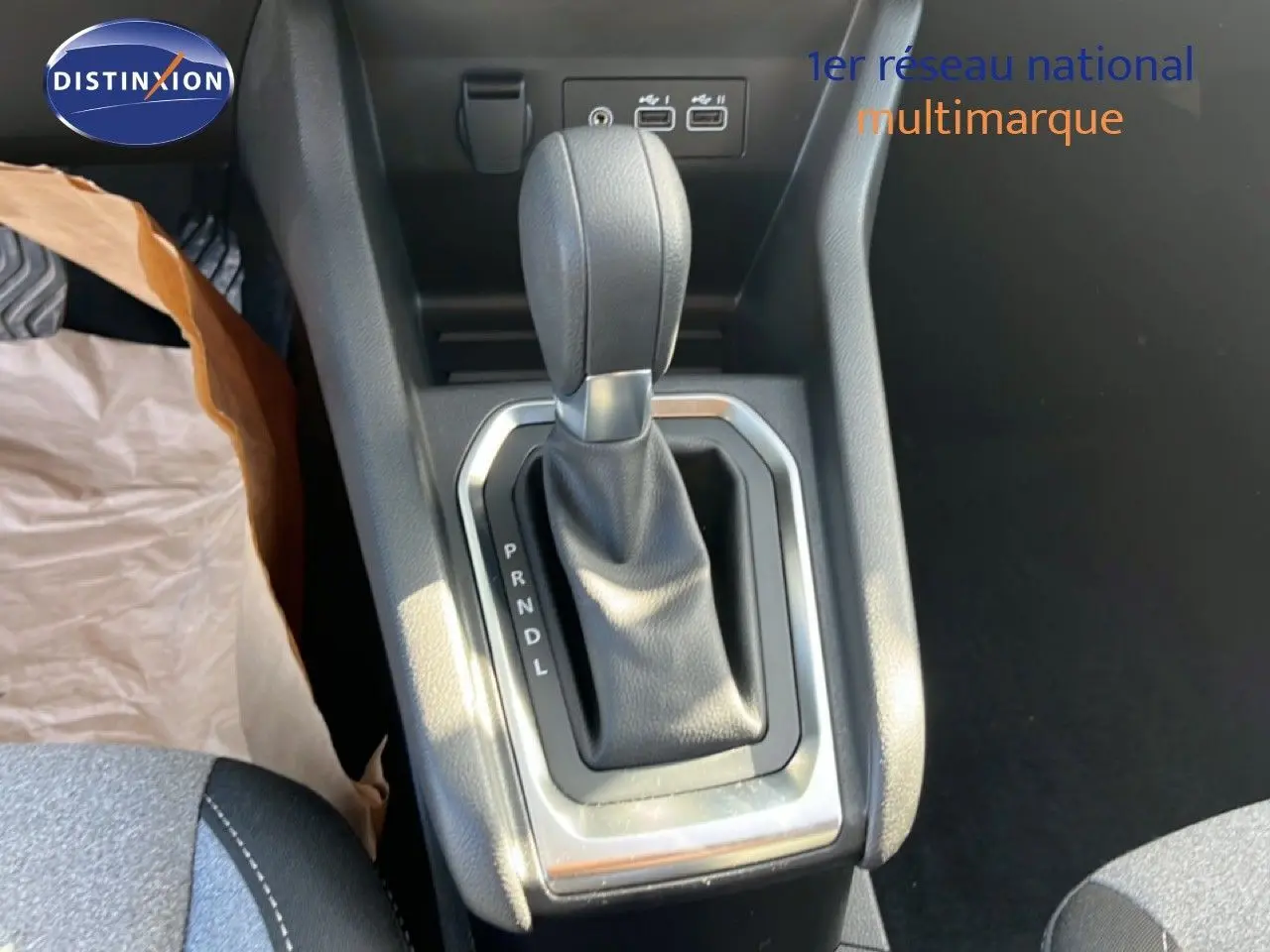 Gros plan sur la console centrale de la Renault Clio 2025, montrant le levier de vitesses automatique en cuir noir.