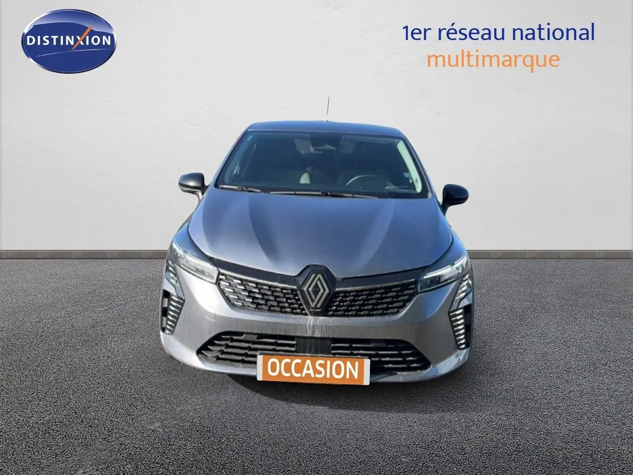 Vue avant d'une Renault Clio 2025 gris schiste métal avec calandre distinctive et feux LED fins.