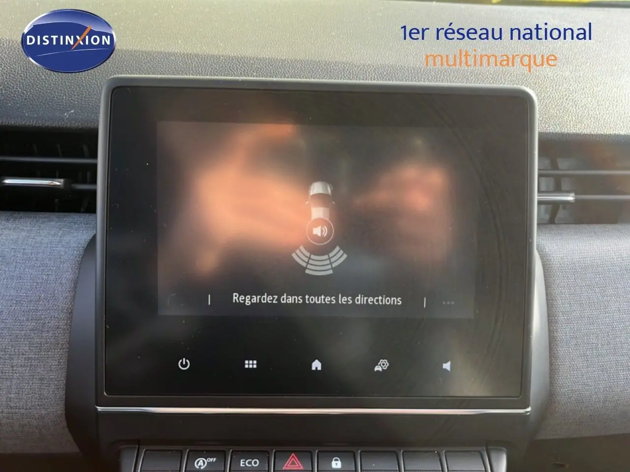 Écran tactile central de la Renault Clio 2025 affichant une alerte de surveillance avec tableau de bord gris schiste métal.