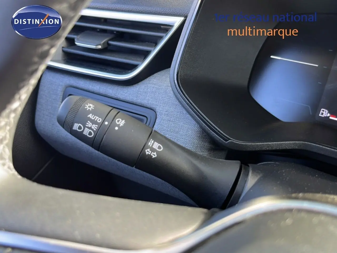 Gros plan sur la commande des phares et clignotants dans l’habitacle gris schiste métal de la Renault Clio 2025.