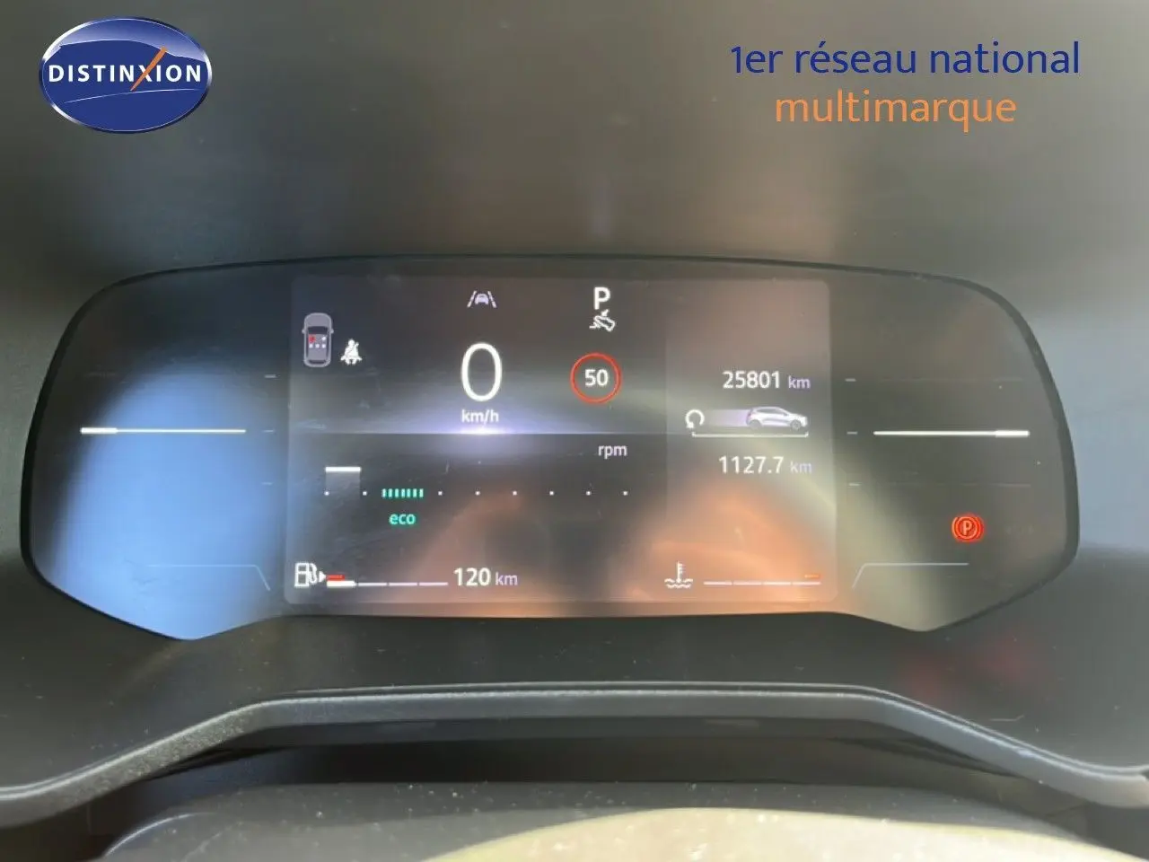 Tableau de bord numérique de Renault Clio gris schiste, affichant vitesse, kilométrage et indicateurs au repos.