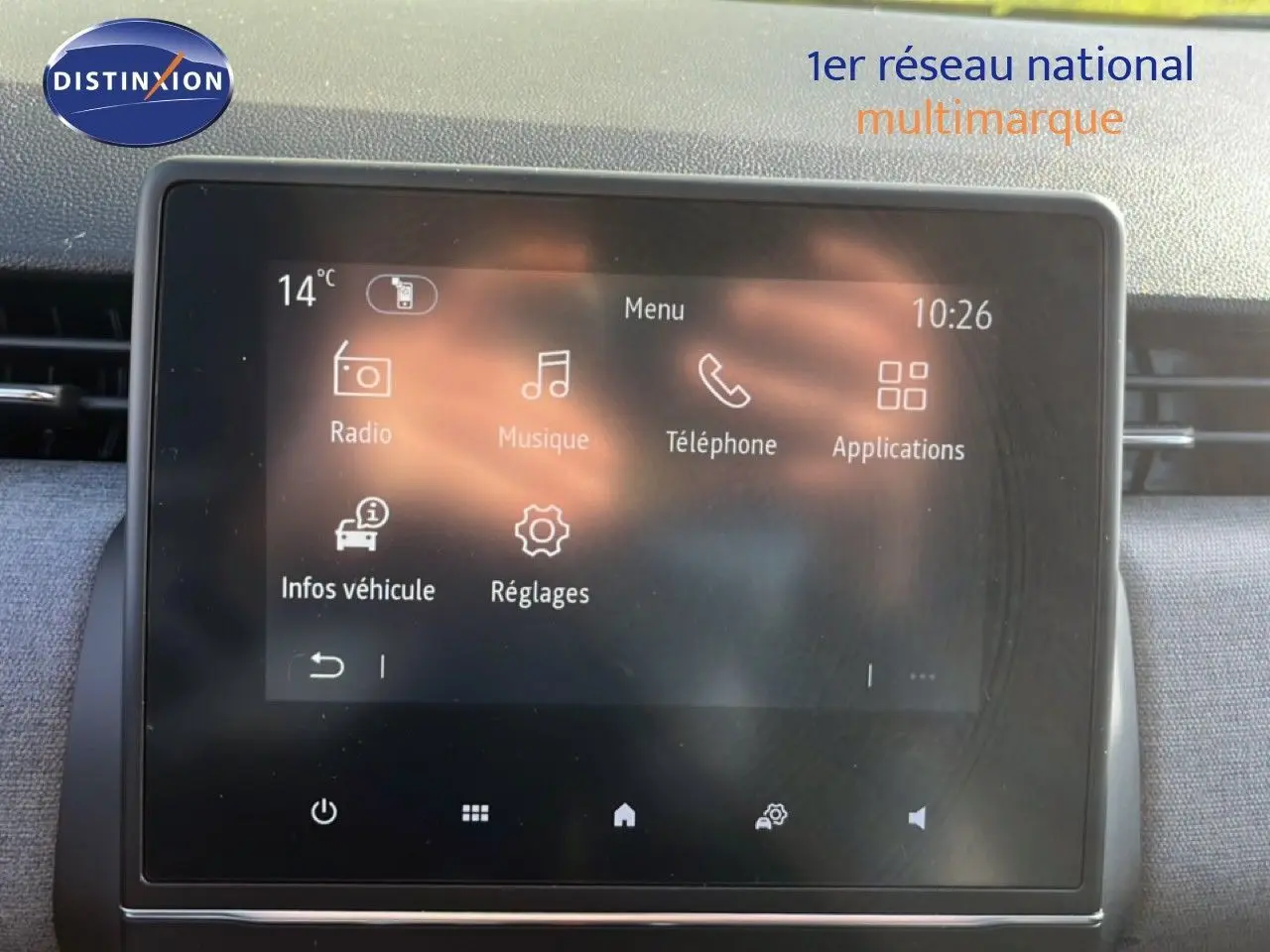 Écran tactile central de la Renault Clio 2025 affichant le menu multimédia avec options radio, musique et téléphone.