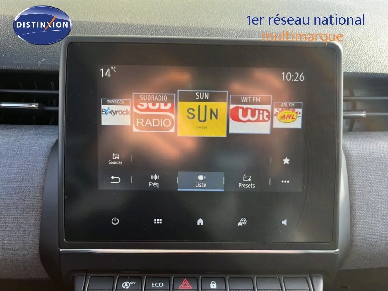 Écran tactile central de la Renault Clio 2025 gris schiste, affichant les stations radio avec commandes en dessous.