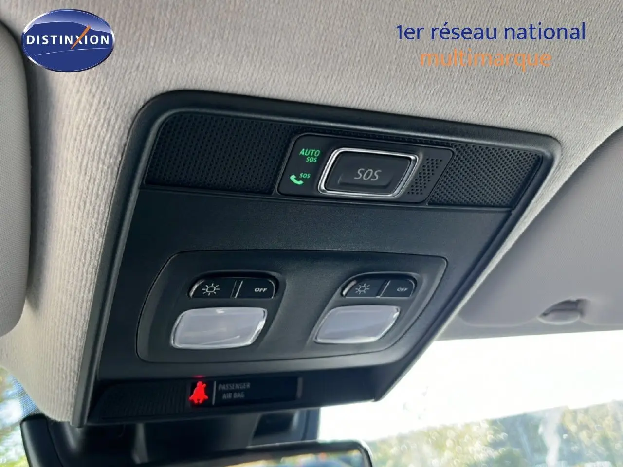 Vue intérieure en gros plan du plafonnier avec commandes d’éclairage et bouton SOS d’une Renault Clio gris schiste métal.