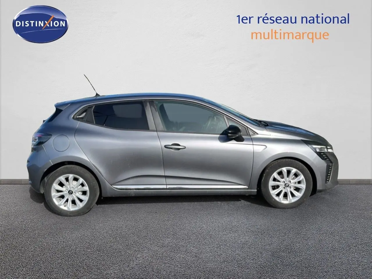 Profil droit d'une Renault Clio 2025 gris schiste métal, avec jantes alliage et vitres teintées.