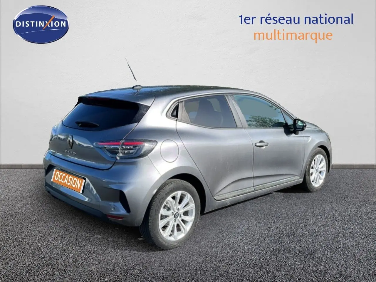 Vue 3/4 arrière droite d'une Renault Clio gris schiste métal 2025 avec jantes alliage et vitres teintées.