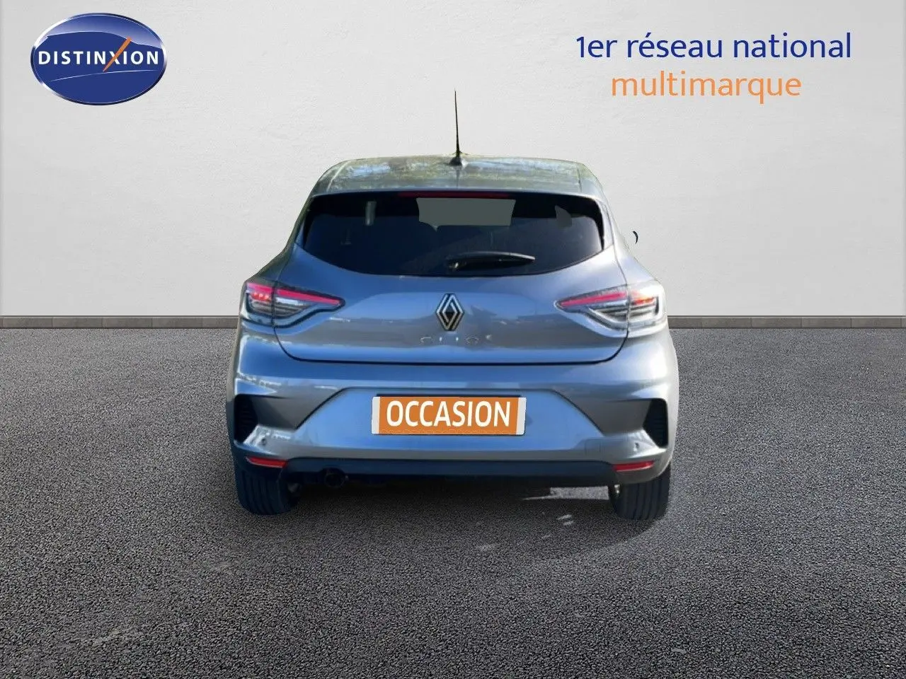 Vue arrière d'une Renault Clio gris schiste métal 2025 avec feux LED et plaque "OCCASION" visible.