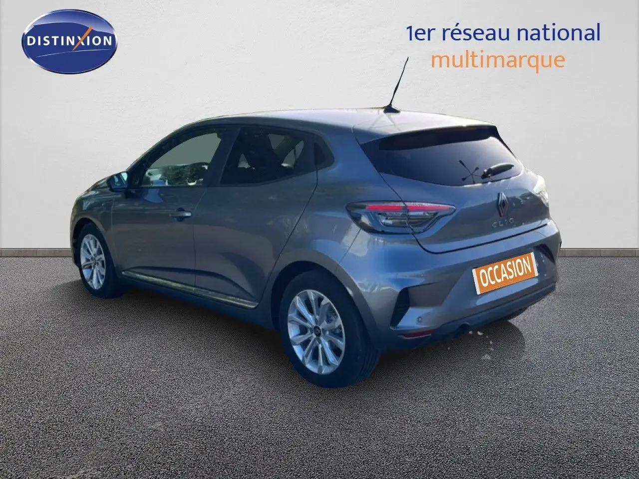 Vue 3/4 arrière droite d'une Renault Clio gris schiste métal avec vitres teintées et jantes alliage 16 pouces.