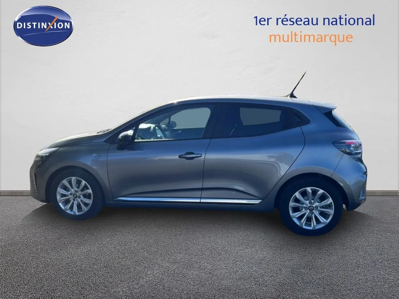 Profil droit d'une Renault Clio gris schiste métal 2025 avec jantes alliage et vitres teintées.