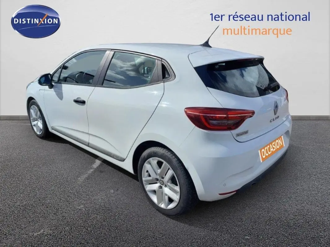 Renault Clio V SCe 75 Business blanche vue 3/4 arrière droit, avec feux arrière LED et jantes alliage.