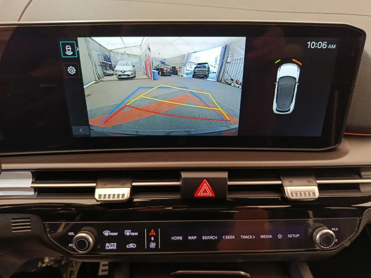Écran tactile central montrant la caméra de recul et l’aide au stationnement du Kia Sportage gris clair 2026.