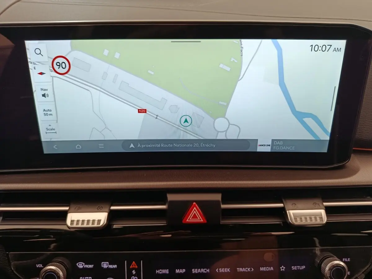 Écran tactile central du tableau de bord du KIA Sportage gris clair, affichant la navigation GPS en vue frontale.